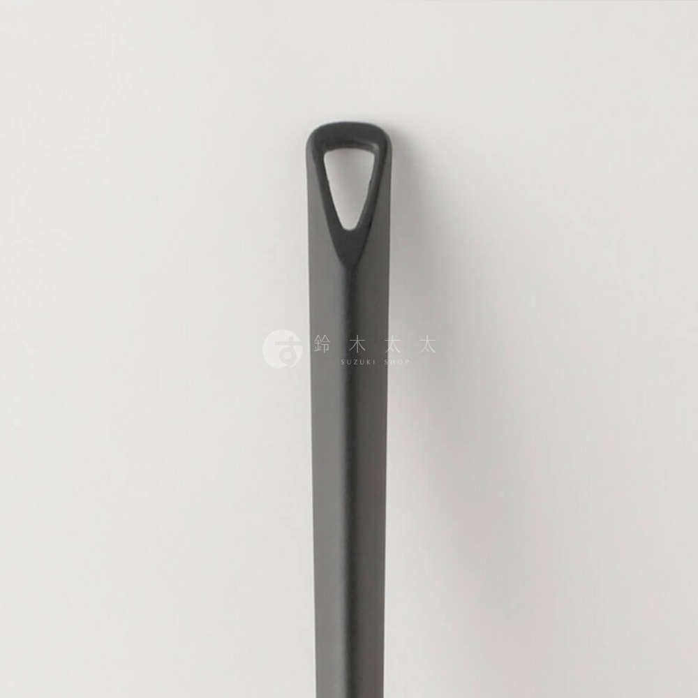 marna TRYANGRIP 三角耐熱矽膠料理匙，特寫展示其具有掛孔的手柄細節，背景為白色。