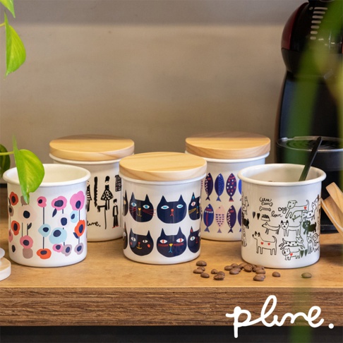 琺瑯木蓋密封儲物罐，罐身印有可愛的動物圖案，包括小貓、小狗和魚。有四個罐子展示，分別為：粉色花朵圖案、黑白人形與線條圖案、藍色魚形圖案，以及黑白狗圖案。所有罐子皆配有圓形木質密封蓋。
