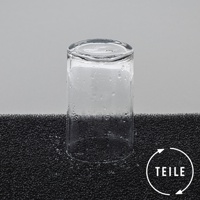 黑色海綿材質瀝水墊上放置一個透明玻璃杯，杯身有水珠，顯示其速乾吸水特性。