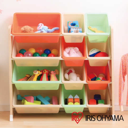 童心玩具繪本收納架，木質框架搭配多個塑膠收納盒，有橘色、米白色、淺綠色，收納各種玩具，如玩偶、球類、積木等。