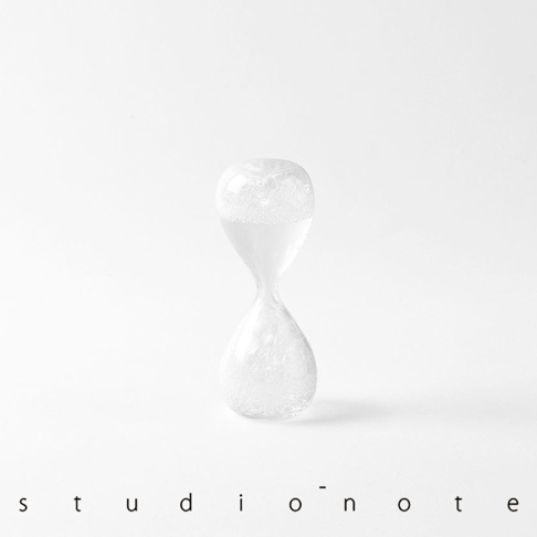 awaglass mini 泡時計，由透明玻璃製成，呈沙漏形狀，頂部裝有白色細小氣泡。