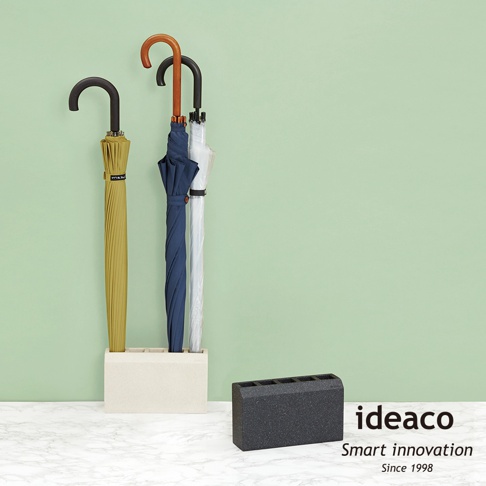 淺米色砂岩材質的五孔門擋，可收納黃色、海軍藍、白色及透明傘，另有黑色砂岩材質的五孔門擋置於右側。