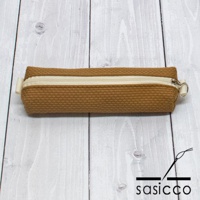 棕色三河木綿刺子織長條筆袋，配有米白色拉鍊和銀色拉鍊頭，袋口兩側有小掛環。