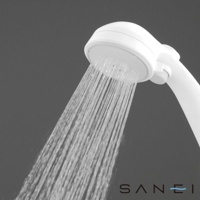 白色SPA沙龍蓮蓬頭，出水孔密集，水流強勁有力，帶有SANEI品牌標誌。