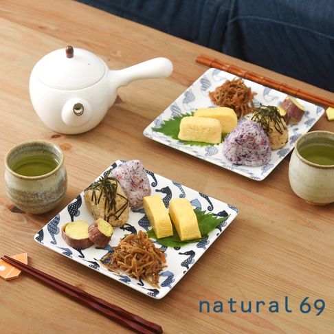 cocomarine × Janke 方形餐盤，以藍色海馬圖案點綴，盤中盛有日式飯糰、玉子燒、炒牛蒡絲及烤番薯塊，搭配日式茶杯與木質筷子，呈現日式餐點。