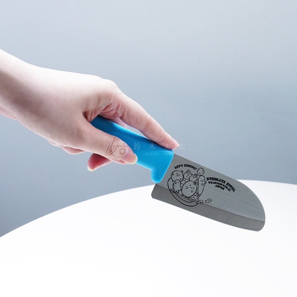 燕三條不鏽鋼兒童學習刀，刀刃長 11.5cm，配有藍色防滑握把，刀面印有可愛卡通圖案和「LET'S COOKING! STAINLESS STEEL TSUBAME SANJO JAPAN」字樣。