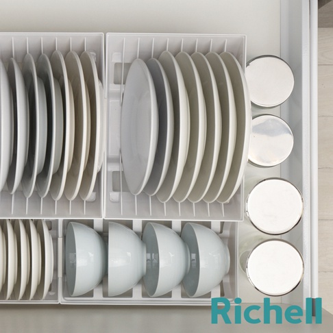 抽屜式餐碗收納架整齊擺放著白色盤子和碗，下方有三個圓形蓋子。