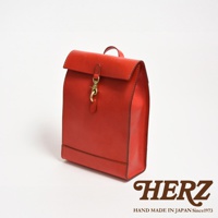 經典紅色皮革紙袋風後背包，採用高品質皮革製作，附有復古金屬扣環，展現簡約設計與職人質感。