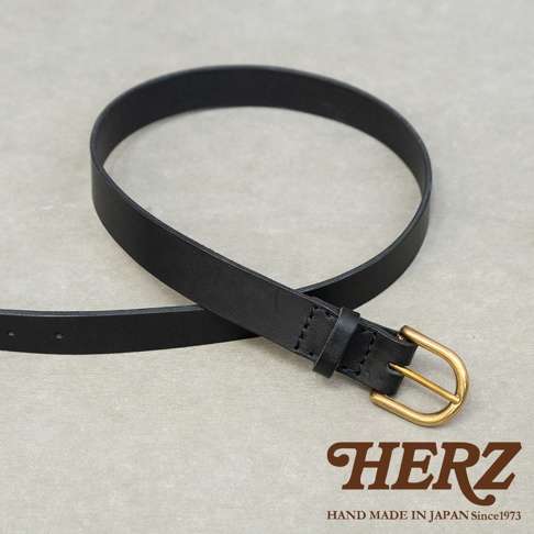 HERZ 職人手作皮革腰帶，以簡約設計和精湛工藝呈現，搭配黃銅實心扣具，展現真皮自然紋理與色澤變化。