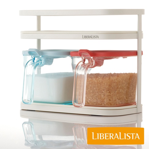 LIBERALISTA 雙層調味料罐收納架，包含藍色和紅色蓋子的透明收納罐，分別裝有白色砂糖和褐色砂糖。