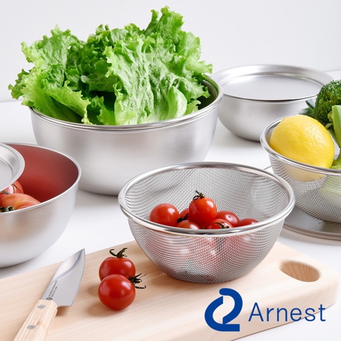 一個逸品物創不鏽鋼瀝水籃，內部裝有數顆小番茄，籃子採用細緻的金屬網孔設計，邊緣為亮銀色不鏽鋼。