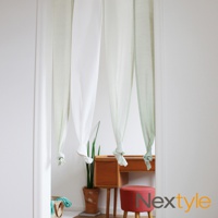 神戶異國風四開式門簾，採用純白色與淺綠色半透明紗質布料，門簾底部以簡約的繩結裝飾，營造輕盈飄逸的視覺效果，適合用於分隔空間或裝飾門口。