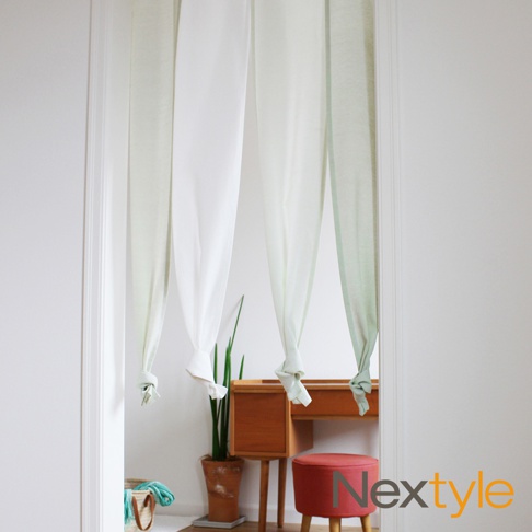 神戶異國風四開式門簾，採用純白色與淺綠色半透明紗質布料，門簾底部以簡約的繩結裝飾，營造輕盈飄逸的視覺效果，適合用於分隔空間或裝飾門口。