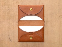 職人手作皮革Organ雙開卡片收納夾，採用棕色荔枝紋皮革製作，雙邊開啟設計，內含白色卡片，以金色釦件固定。