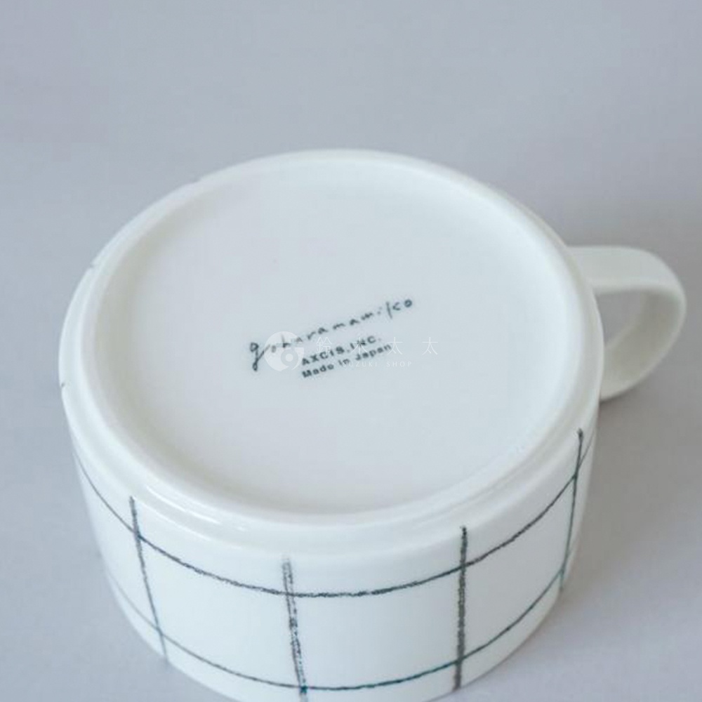 美濃燒手繪馬克杯，白色陶瓷杯身，外圍有黑色網格線條，杯底印有品牌名稱與「Made in Japan」字樣。