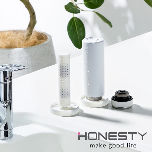 白色珪藻土上下兩用瓶罐瀝水架，有兩個尺寸，其中較大的瓶罐上有水滴，較小的瓶罐為白色網狀孔洞設計。