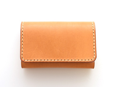 經典款皮革名片收納夾，採用淺棕色皮革手工縫製，設計簡約，適合腰帶使用。
