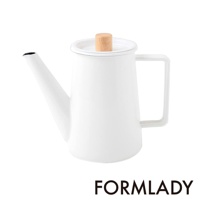 小泉誠 kaico 日製琺瑯咖啡壺，1.1公升容量，白色琺瑯壺身，搭配木質壺蓋頭與方型把手，簡約設計。