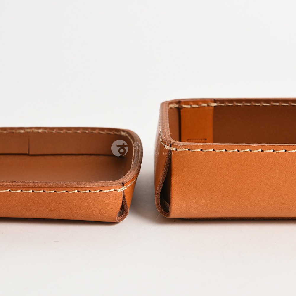 職人手作皮革小物收納盒，展示兩件淺棕色皮革製品，細緻車縫線，簡約方形設計，適合桌面收納。