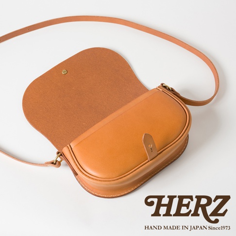 職人手作皮革迷你馬鞍包，淺棕色皮革，掀蓋設計，附有可調整長度的皮革背帶。