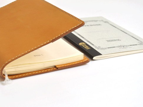 一般的な40枚ほどのノートはもちろん、少し厚めのノートも1cmの厚みまででしたら綺麗に入ります。*写真のノートは88枚です