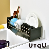 不鏽鋼製的短版窄型碗碟瀝水架，附有瀝水盤，架上擺放有藍色、白色、黑色碗盤，以及木製湯勺和筷子。