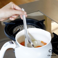 CB JAPAN 日本製不鏽鋼瀝汁匙正在使用於鍋中烹煮的食材。