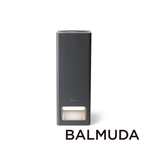 The Pure 空氣清淨機，深灰色，長方形直立式設計，頂部有風扇散熱孔，前方下方設有一個方形進氣口，內部為白色濾網，機身中央有 BALMUDA 品牌標誌。