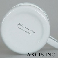 白色琺瑯馬克杯底部，印有黑色手寫字體「Joharamamico」及「Produced by AXCIS, INC.」，並有「AXCIS, INC.」的黑色標誌。