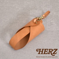 職人手作皮革Organ水壺套，淺棕色，以編織皮革和黃銅金屬件製成，附有掛環。