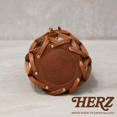 日本HERZ手工編織皮革水桶包，棕色皮革，圓形底部，展示其精湛工藝和日式手作風格