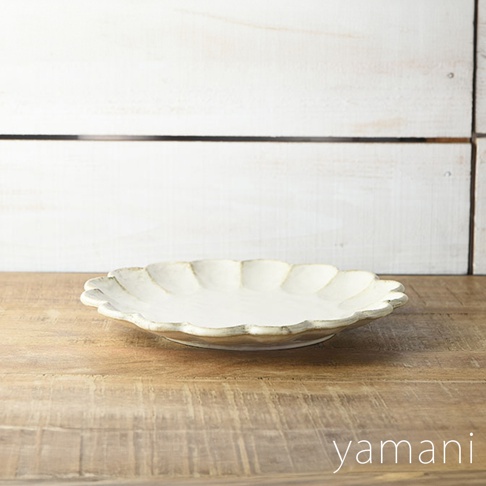 一個 24 公分寬、米白色、帶有六魯粉引花型設計的主食盤，材質為陶瓷，盤緣略帶復古紋理。