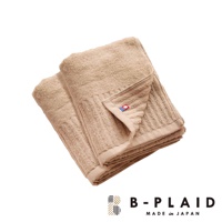 今治長毛柔暖速乾直紋毛巾，呈現米褐色，材質柔軟，織有清晰的直條紋理，角落處有藍紅標誌。