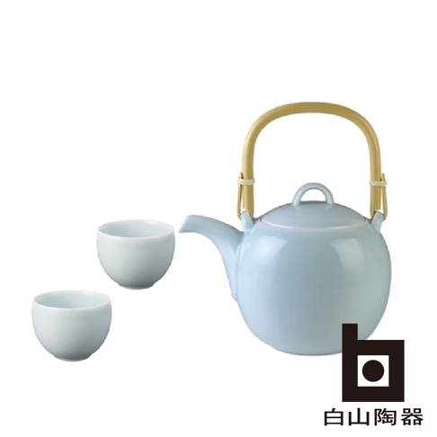 MAYU 壺杯組，包含一個淺藍色陶瓷茶壺，配有竹製提把，以及兩個相同淺藍色陶瓷小杯。