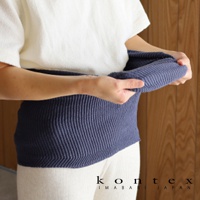 今治萬用彈性枕套，深藍色，羅紋編織，柔軟有彈性，展示產品的材質與穿戴方式。