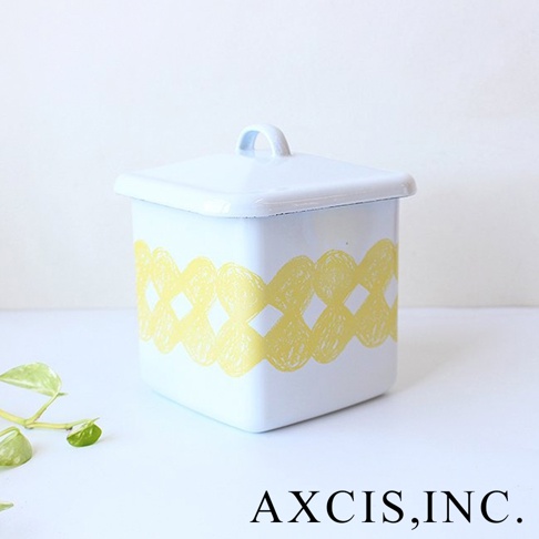 白色琺瑯方形收納盒，盒身上飾有黃色網狀圖案，盒蓋頂部有提把。