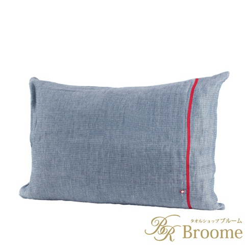 藍色今治五層紗枕套，質地柔軟，右側邊緣有一條紅色細線裝飾，角落處有品牌標誌。