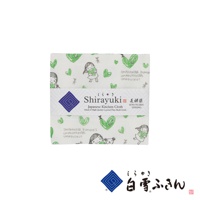 白色網狀拭巾，印有綠色線條圖案，包含小女孩、小熊和愛心，標籤顯示「Shirayuki Japanese Kitchen Cloth」。