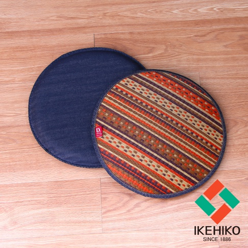 兩個天然藺草紋織圓型坐墊，其中一個表面有藍色牛仔布材質，另一個表面則為條紋藺草編織，顏色包含橘色、棕色、紫色和米色，邊緣以牛仔布包覆。
