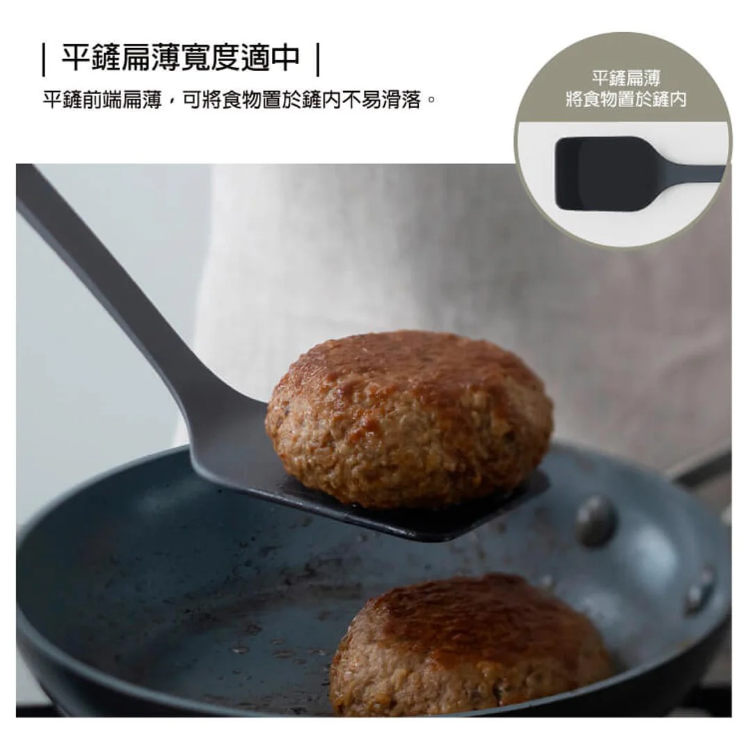 模式B： 一個平鏟正翻起一個在煎鍋中烹飪的漢堡肉餅，旁邊還有另一個漢堡肉餅。