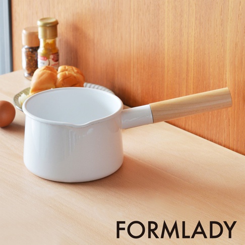 小泉誠 kaico 日製原木單柄琺瑯牛奶鍋，白色琺瑯鍋身搭配木質手柄，鍋口邊緣有細微白色處理。