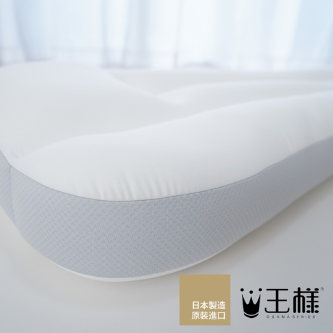 王樣のWide&Long 極夢枕，白色枕面，邊緣有淺灰色網狀材質，呈現波浪形設計，適合支撐頭部及頸部。