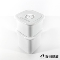 兩個白色方型琺瑯保存容器堆疊，上方容器帶有白色密封蓋，蓋子中央有旋鈕及日文指示標籤。