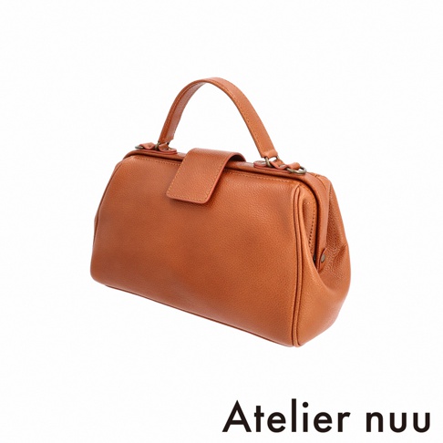 Atelier nuu 品牌淺棕色皮革手提包，具有醫生包的經典造型，並帶有可調節的頂部手柄。