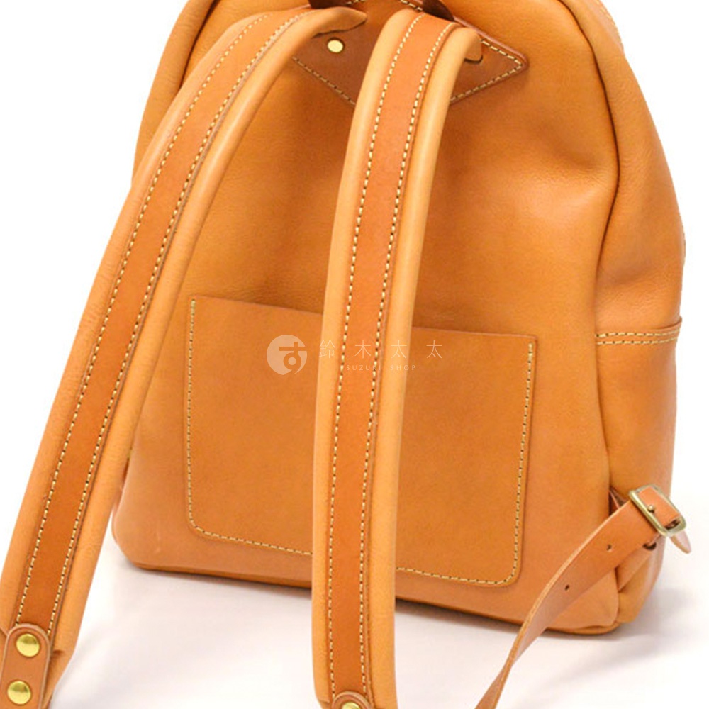 職人手作皮革休閒風後背包，駝色，背面特寫，展示雙肩帶、後方口袋及調節扣。
