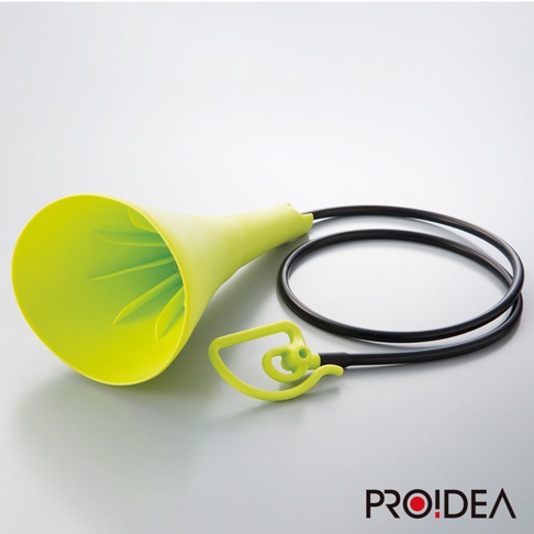 淺綠色喇叭狀消音器，內部有放射狀凹槽，連接黑色軟管及同色系耳掛，整體由塑膠材質製成。