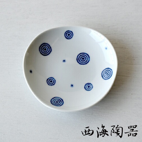白色陶瓷醬料碟，表面繪有藍色漩渦紋及小圓點圖案，風格簡約。