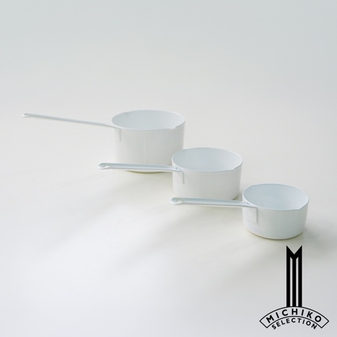 自在道具琺瑯調理量杯3容量組，白色，無明顯陰影，背景為純白色。