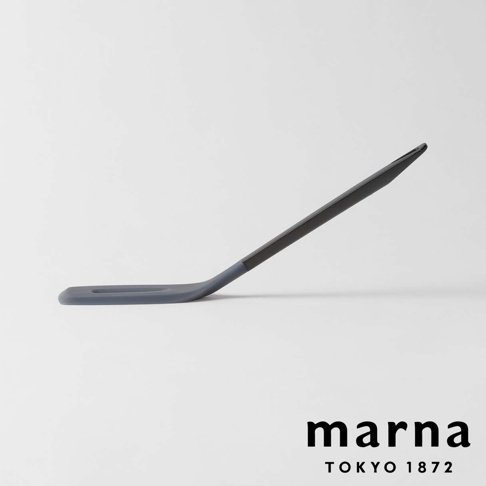 marna TOKYO 1872 品牌標誌旁的灰色和黑色矽膠鍋鏟，呈斜角擺放。