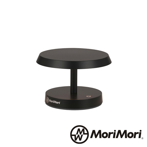 黑色LED T-Light LOUNGE 工型造型燈，採用圓形燈罩及圓形底座，由直立圓柱連接，燈座上印有MoriMori品牌標誌。
